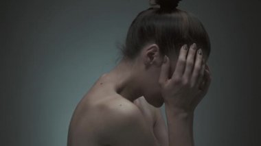 Depresif genç kadın acı baş ağrısı