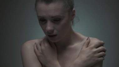 Depresif genç kadın acı baş ağrısı