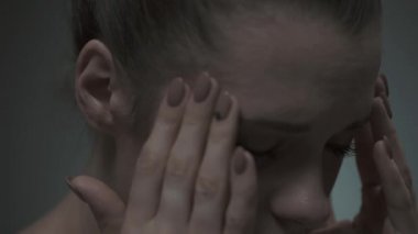 Depresif genç kadın acı baş ağrısı