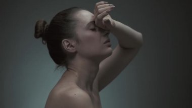 Depresif genç kadın acı baş ağrısı