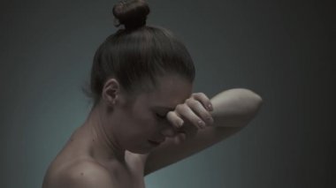 Depresif genç kadın acı baş ağrısı