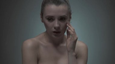 Depresif genç kadın acı baş ağrısı