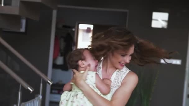 妈妈和她的孩子在家里玩得开心 — 图库视频影像