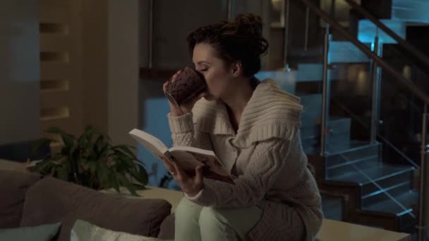 家で夜遅く 若い女性が本を読んで — ストック動画