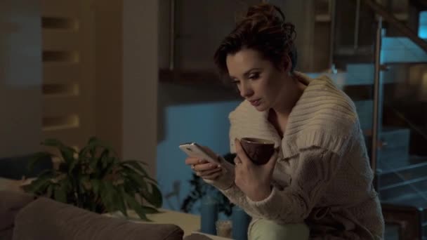 Tarde Casa Hermosa Mujer Usando Smartphone — Vídeo de stock