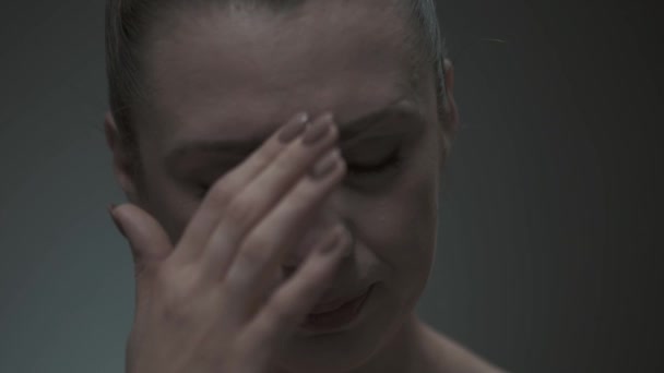 Depressieve Jonge Vrouw Lijden Hoofdpijn — Stockvideo