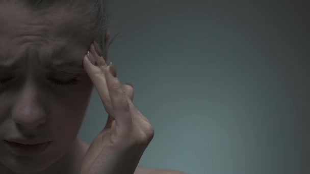 落ち込んで若い女性の苦しみの頭痛 — ストック動画