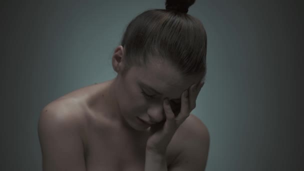Deprimida Jovem Mulher Sofrendo Dor Cabeça — Vídeo de Stock