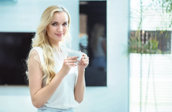 Porträt einer entzückenden jungen Frau, die Kaffee trinkt — Stockfoto