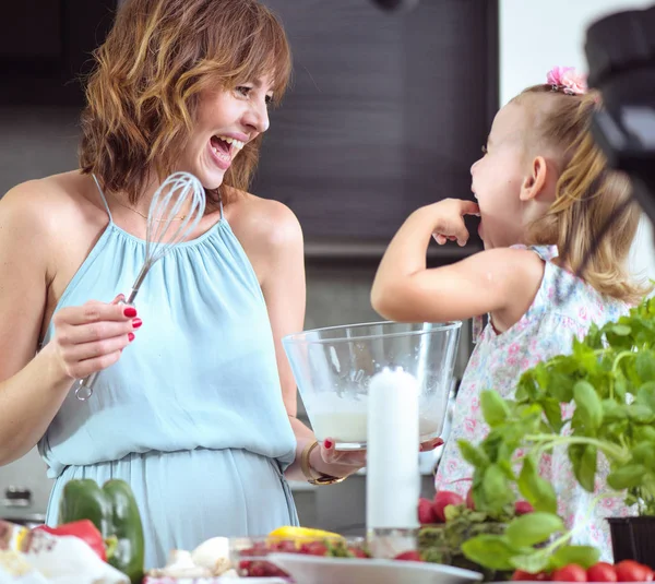 Madre e hija preparando un sabroso desayuno juntas —  Fotos de Stock