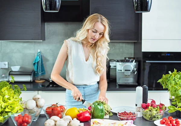 Hübsche Blondine macht ein veganes Gericht — Stockfoto