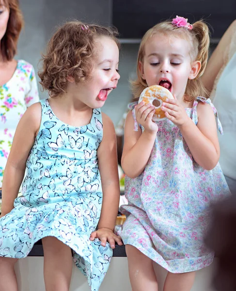 Słodkie dzieci, w wieku jeść słodkie pączki — Zdjęcie stockowe