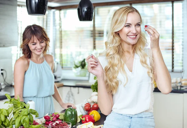 Två flickvänner avkopplande i det ljusa köket — Stockfoto