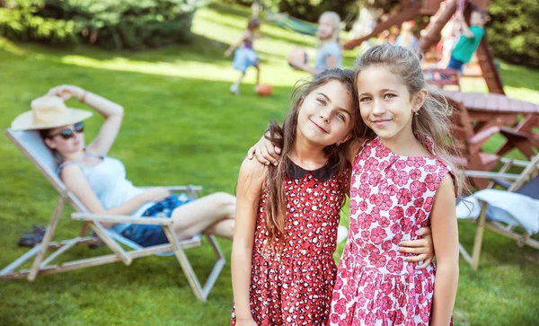 Crianças pequenas felizes relaxando no campo — Fotografia de Stock