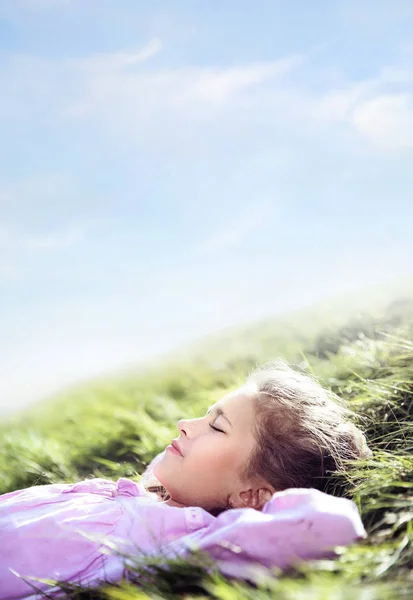 Όμορφο, χαριτωμένο κορίτσι έχει ένα nap σε ένα λιβάδι — Φωτογραφία Αρχείου