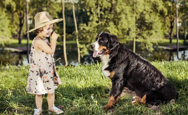 Ritratto di una bambina carina con un cane amichevole Immagine Stock