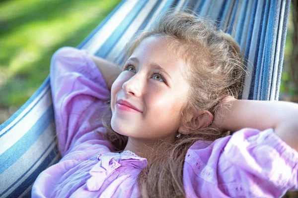 Chica alegre descansando en la hamaca — Foto de Stock