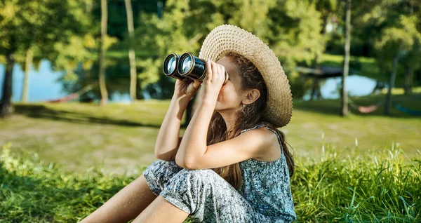 Chica joven mirando con los prismáticos —  Fotos de Stock