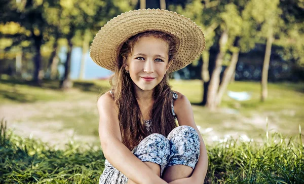 Fröhliches Mädchen auf frischem, sommerlichem Rasen — Stockfoto
