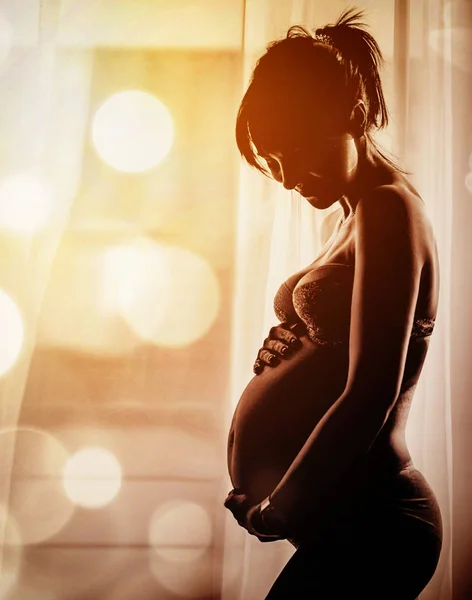 Silhouette of a pregnant mother — Stock Photo, Image