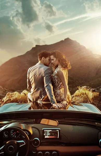 Romantisches Paar sitzt auf der Motorhaube — Stockfoto