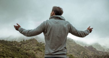 Kaslı adam dinlenme zor eğitimden sonra - yaz shot