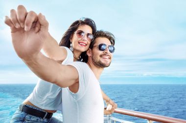 Romantik Çift feribotla rahatlatıcı