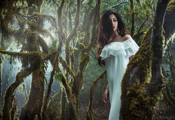 Porträt einer geheimnisvollen Frau im Dschungel — Stockfoto