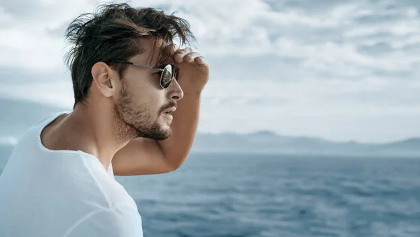 Retrato de un hombre guapo observando las olas del océano — Foto de Stock