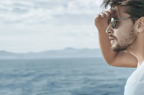 Perfil retrato de un hombre guapo relajándose en el barco — Foto de Stock