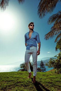 Yakışıklı adam rahatlatıcı tatil tropikal bir yerde