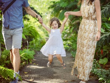 Rahat ebeveynlerin çocukları ile tatilde eğlenmek