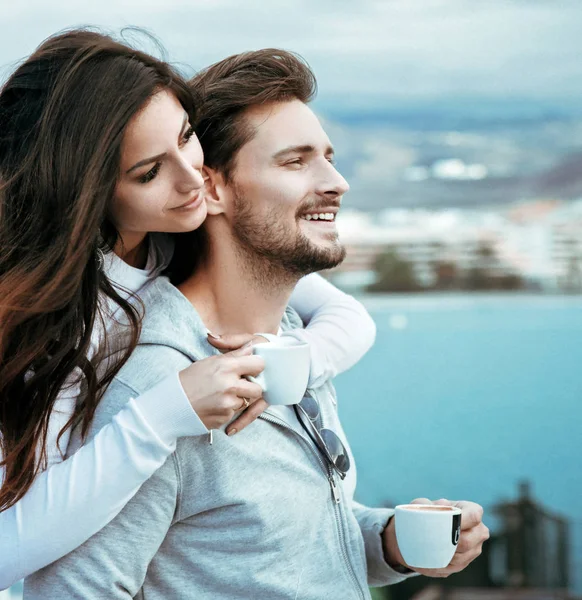 Retrato de una pareja relajada tomando café caliente — Foto de Stock