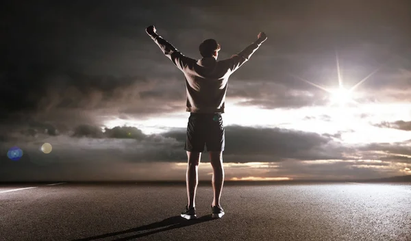 Retrato de um atleta olhando para as nuvens escuras — Fotografia de Stock