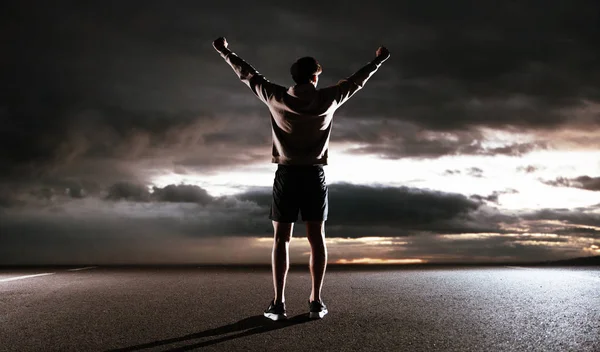 Gökyüzüne bakarak genç atlet — Stok fotoğraf