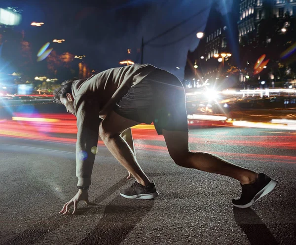 Retrato conceptual de un hombre que comienza una carrera — Foto de Stock