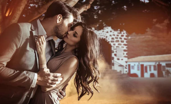 Zarif bir öpüşme bir çift portresi