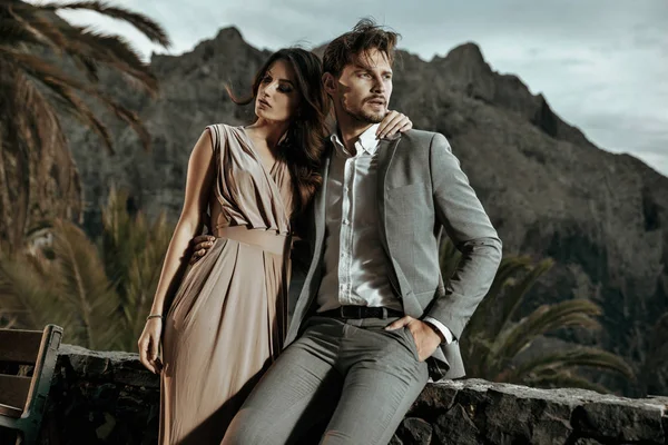 Retrato de um casal elegante em férias — Fotografia de Stock