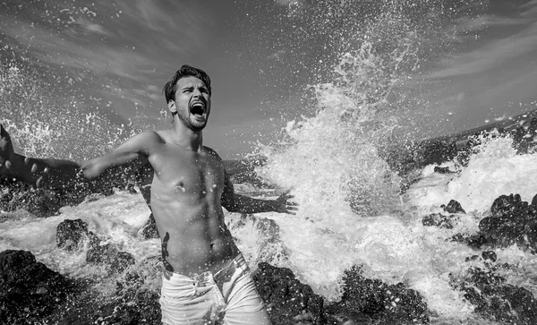 Retrato preto e branco de um homem pulando na água do mar — Fotografia de Stock