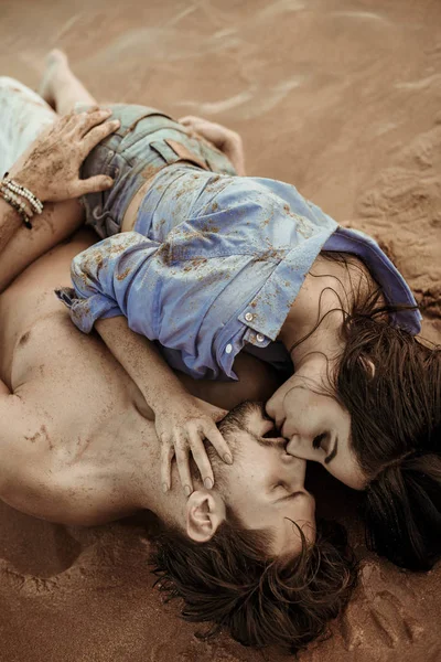 Couple sensuel posé sur le sable tropical — Photo