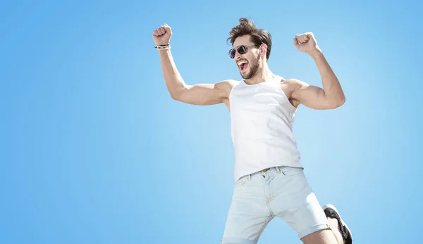 Hombre guapo disfrutando del verano en un lugar tropical — Foto de Stock