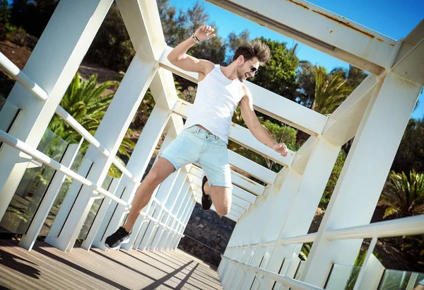 Hombre guapo disfrutando del verano en un lugar tropical — Foto de Stock