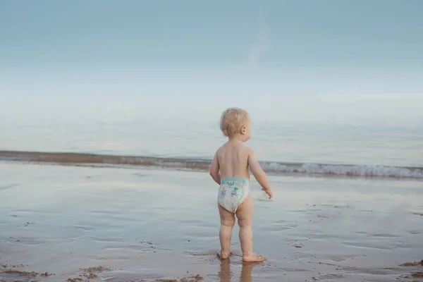 Roztomilé dítě sledování oceánu vlnu — Stock fotografie