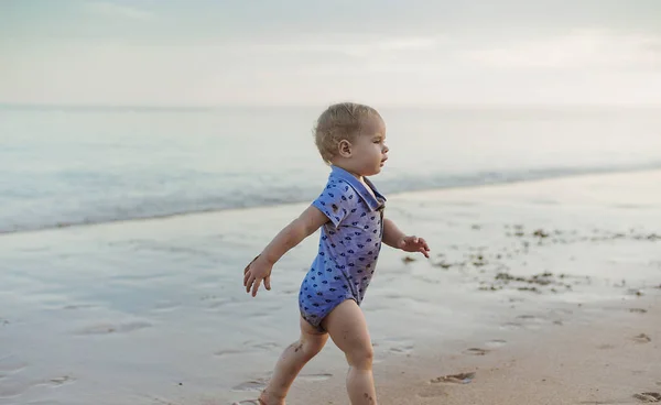 Маленький мальчик, идущий вдоль моря — стоковое фото