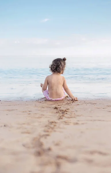 Petite fille jouant sur une plage tropicale — Photo