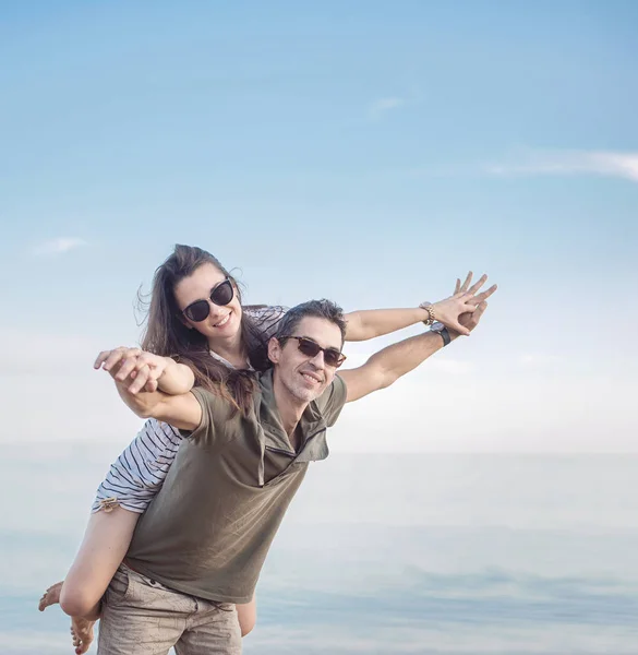 Retrato conceitual de um jovem e alegre casal de férias — Fotografia de Stock