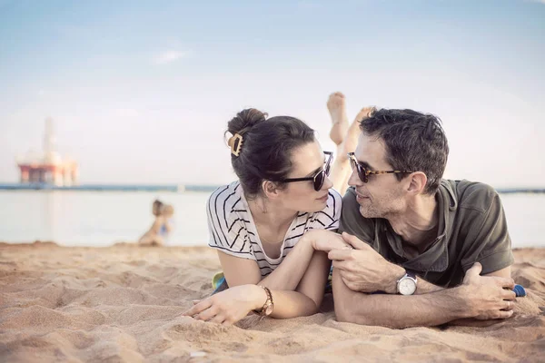 Ρομαντικό ζευγάρι χαλαρώνοντας σε μια παραλία — Φωτογραφία Αρχείου