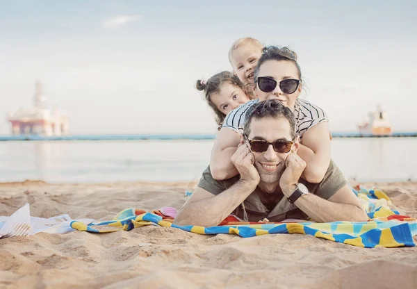 Porträt eines fröhlichen Paares im Urlaub — Stockfoto