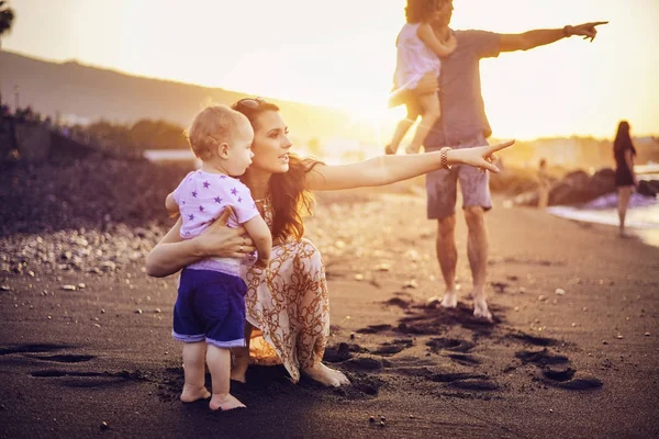 Familia feliz en una playa tropical — Foto de Stock