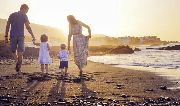 Uvolněné rodina sleduje nádherný západ slunce — Stock fotografie